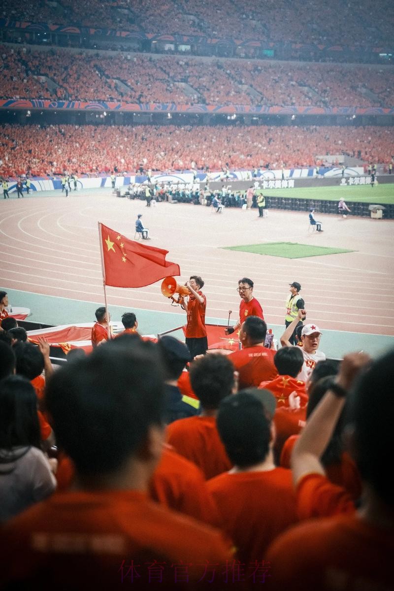 齐为国足加油 谭晶邀请小球迷观看中荷大战